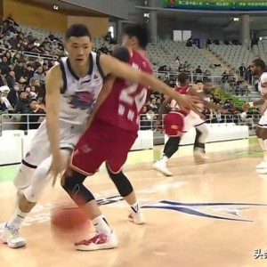 开云注册网址-李悦洲登场9分钟4犯规惹争议 媒体人：在一队得虚心一点 光耍帅不行